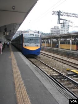 台铁列车(美国之音申华拍摄)
