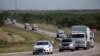 俄羅斯援助車隊停車等待安全檢查
