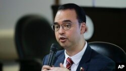 菲律宾外长卡亚塔诺2018年3月20日在马尼拉见媒体（美联社）