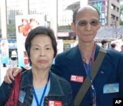 香港市民劉女士(左)與張先生