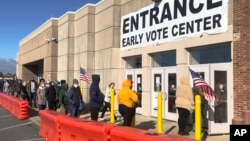 2020年10月30日俄亥俄州哥倫佈人們冷風中緩行列進行初選投票。