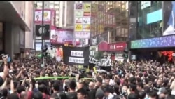 2013-10-20 美國之音視頻新聞: 香港萬人抗議當局電視發牌黑箱作業