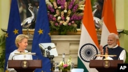 歐盟委員會主席馮德萊恩與印度總理莫迪會晤，雙方已同意推動今年達成自由貿易協定。 (美聯社：2025年2月28日)