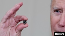 美國總統拜登手拿一枚芯片。