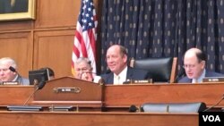 美國眾議院外交事務委員會亞太小組委員會主席約霍 (右二) (美國之音鍾辰芳拍攝)