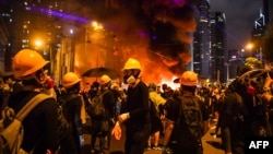 香港抗議者在灣仔點燃一處路障。(2019年8月31日)