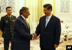 帕内塔和习近平9月19日在北京人民大会堂握手