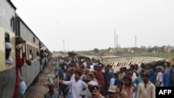 ພະນັກງານລາງລົດໄຟ ແປງລາງຢູ່ໃກ້ກັບ ບ່ອນເພພັງ ນຶ່ງມື້ຫລັງຈາກ ລົດໄຟໂດຍສານຕົກລາງ ຢູ່ເມືອງນາວາຊາ ວັນທີ 7 ສິງຫາ 2023