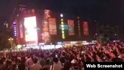 江蘇連雲港市民抗議當地興建核廢料處理廠計劃(微博圖片)