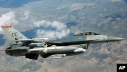 一架F-16C戰機在美國內華達空軍基地上空參加訓練 (資料圖片)