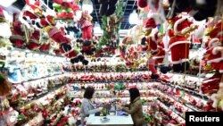 2018年12月17日，中国浙江省义乌市义乌批发市场的一个销售圣诞产品的商店