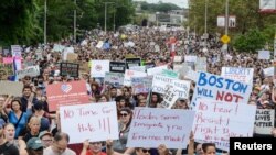 在“波士頓自由言論”團體集會之前，一大群人示威，舉著反對仇恨，否定納粹，“黑人的命也是命”的標語。2017年8月19日）