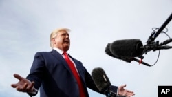 美国总统特朗普在乘坐空军一号飞往新罕布什尔州参加集会前接受记者采访（2019年8月15日）。