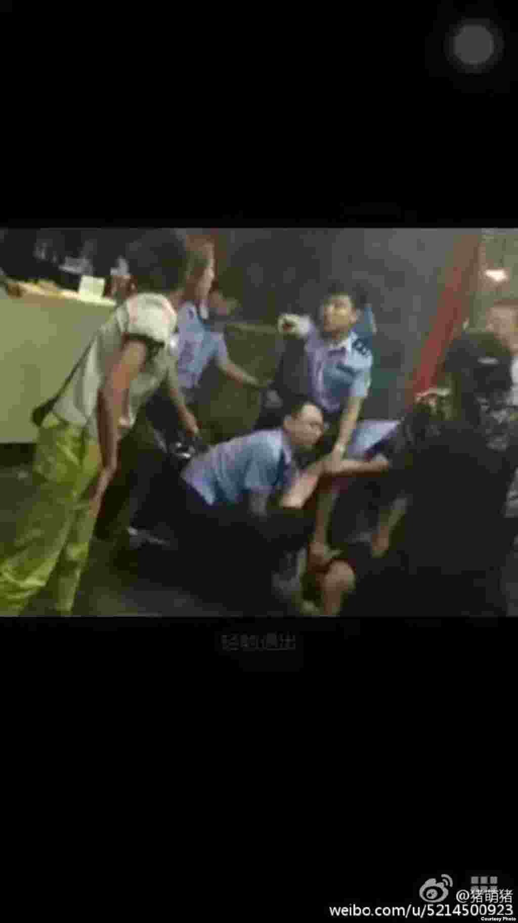 警民衝突(網絡圖片)