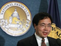 资料照：博讯新闻网创办人韦石在华盛顿的美国国家记者俱乐部的一个记者会上讲话。（2007年2月1日）