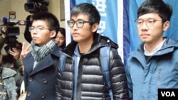 香港“双学三子” 黄之锋、周永康和罗冠聪(左起)在终审法院外面见媒体 - 美国之音图片/汤惠芸摄