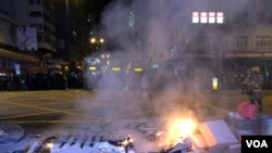 有示威者9月6日晚在旺角、油麻地街頭設路障堵路示威及焚燒雜物。(美國之音 湯惠芸拍攝)