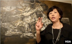 洛杉磯的美術教授龐櫻欣賞莫鴻勳（美國之音國符拍攝）