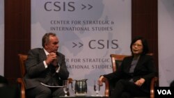 民進黨主席蔡英文與前美國亞太助卿坎貝爾對談（美國之音鍾辰芳拍攝）