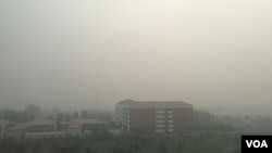 京津冀地区再陷雾霾重污染。图为当天北京南郊一院落。（美国之音叶兵拍摄）