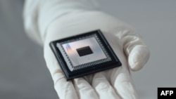 ຮູບນີ້ທີ່ບໍ່ໄດ້ລະບຸວັນເວບາທີ່ບັນທຶກຂອງບໍລິສັດ Google ໄດ້ເປີດເຜີຍໃຫ້ເຫັນ ຊິປຄວນຕ້ຳໃໝ່ ທີ່ເອີ້ນວ່າ ວີລໂລ້ (Willow) ຂອງບໍລິສັດ. (Photo by Handout / GOOGLE / AFP)