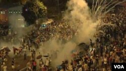 香港警方向示威者發射催淚彈(視頻截圖)