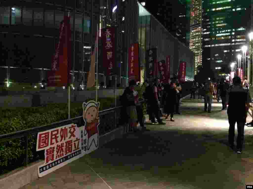 警方在去往添馬公園路上嚴陣以待(美國之音海彥拍攝)