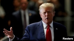 美国前总统唐纳德·特朗普在美国纽约市曼哈顿区的纽约州最高法院就被控在2016年大选前伪造商业记录以掩盖向一名艳星支付封口费的指控出庭受审。（2024年2月15日）