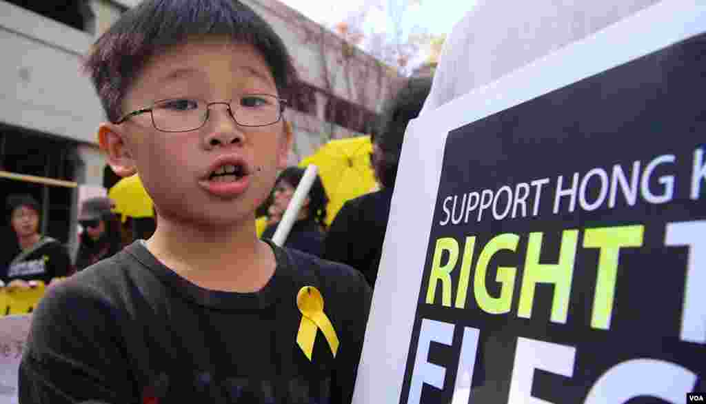 九岁孩子和家长一起参加（美国之音国符拍摄）