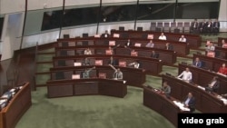 香港民主派议员抗议一地两检法案