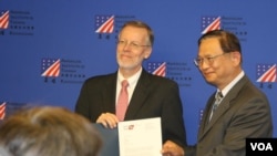 美國在台協會處長酈英杰（左）在高雄頒獎給美國船舶救援系統的台灣合作伙伴。