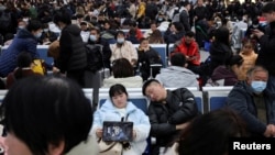 2025年1月24日的上海虹橋火車站內等候搭火車回家過春節的返鄉大軍。