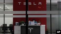 特斯拉在北京辦公室的一名接待人員（2022年1月4日）