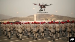一架無人駕駛機正記錄沙特安全部隊閱兵儀式（資料照片）