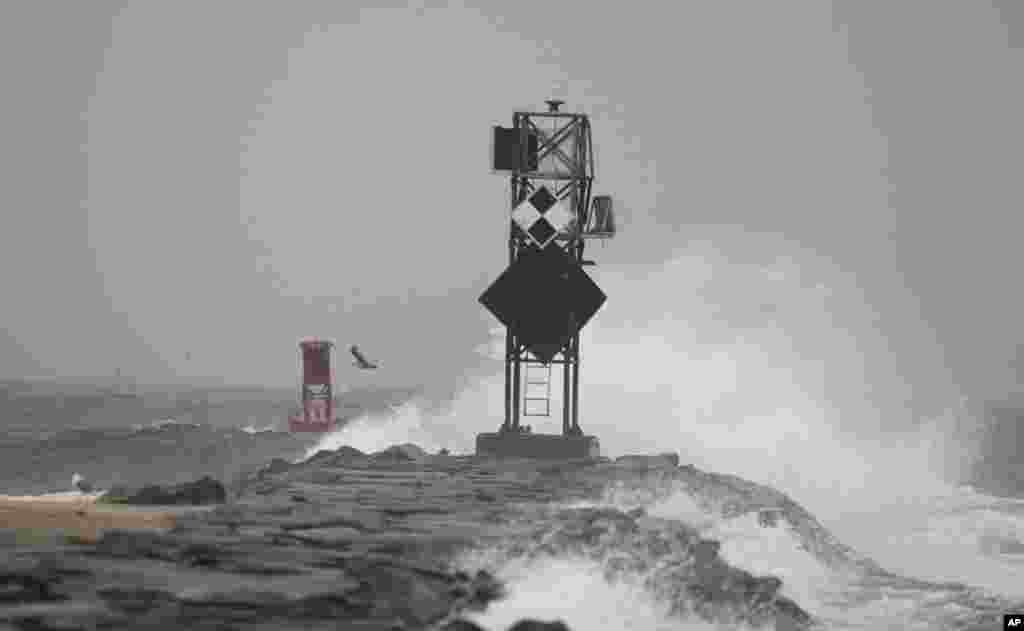 Waves crash on a breakwater during the early effects of Hurricane Irene in Ocean City, Maryland. (Reuters Image)
