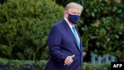 美国总统特朗普10月2日从白宫搭乘直升机前往沃尔特-里德国家军事医疗中心。