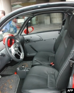 目前在东莞生产的mycar是双座位的小型社区电动车