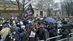 3000人於中國新大使館選址示威 擠滿鄰近馬路 反對“巨型間諜中心”