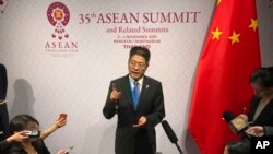 中國外交部副部長樂玉成2019年11月4日在東盟峰會上對記者講話。(美聯社照片)
