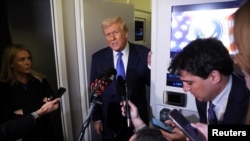 Президент Дональд Трамп общается с журналистами на борту Air Force One по возвращении в Вашингтон, округ Колумбия, 9 марта 2025 