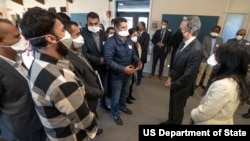 2021年12月20日，美国国务卿安东尼·布林肯在弗吉尼亚州亚历山大市会见了当时刚刚被安置的阿富汗人以及当地难民安置机构的工作人员和志愿者。(资料照片) 