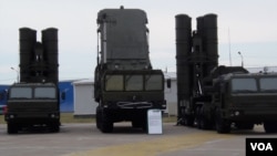 2014年莫斯科武器展上展出的S-400發射和雷達系統(美國之音白樺拍攝)