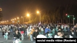 中國數千名學生騎自行車前往河南開封尋找湯包，導致鄭州的一條高速公路被堵塞。 (截圖來自2024年11月9日發布的社群媒體影片）