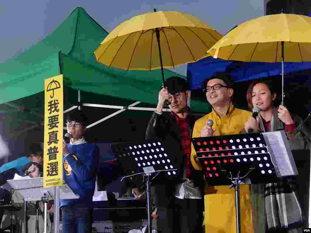 香港流行歌手黃耀明及何韻詩等文化監暴成員及音樂人，聖誕日在香港中文大學百萬大道舉行「黃色聖誕音樂串流」音樂會