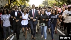 华盛顿的大学生从校园走向林肯纪念堂，参加纪念马丁•路德•金牧师 “我有一个梦想”民权讲话50周年大会