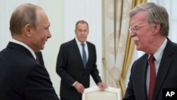 俄罗斯总统普京与美国国家安全顾问博尔顿今年6月在克里姆林宫会面。