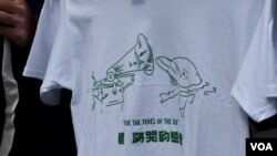 香港眾志年宵攤位售賣反對”明日大嶼”人工島大型填海計劃的T恤。(美國之音湯惠芸)