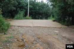 公墓园区与山路刀切般的分界线（美国之音林森拍摄）