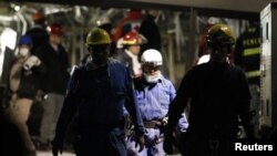 救援人員正撤離傷者