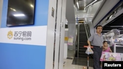 一名消費者在北京一家蘇寧門市購物。 （資料照片：2015年8月11日）